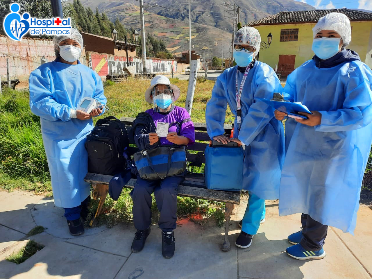 BRIGADAS DE INMUNIZACIÓN DEL HOSPITAL DE PAMPAS CAMINAN LARGOS TRECHOS ???? ??????? A ADULTOS MAYORES CONTRA LA COVID-19
